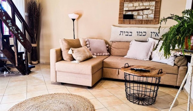 2 Bed Suite in the Old City and Commercial District. 2 Balconies, Meiron Scenery