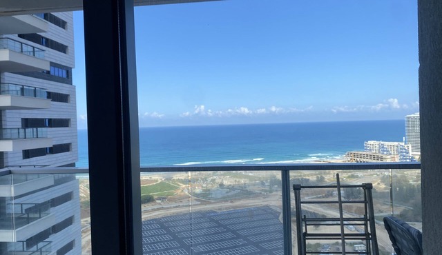 26th floor 4-bedroom apt in the center with AC, fitness room, 24/7 security