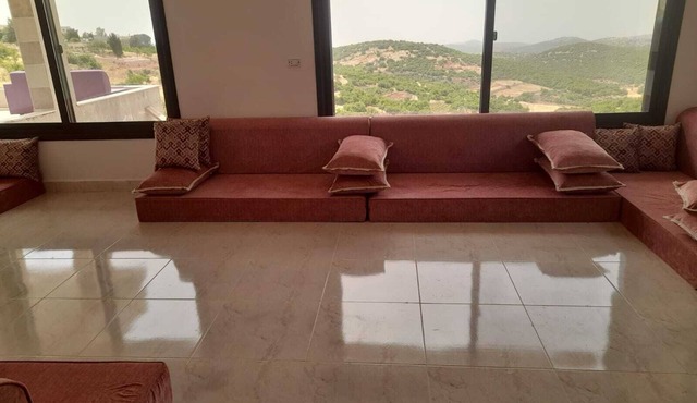 3-bedroom building in delightful عجلون with AC