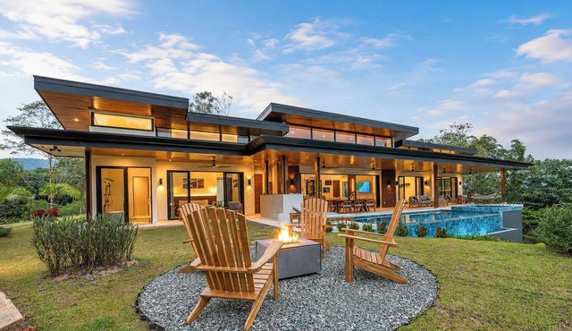 3-bedroom Luxury Villa Dominical Walk to the Waterfalls!