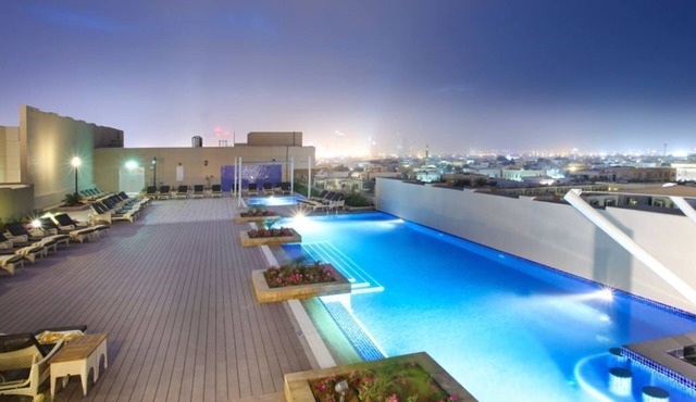 360 degree views of the Dubai skyline to include Burj Khalifa and Burj Al Arab