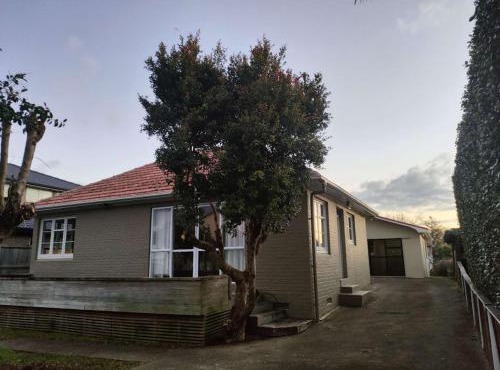 4 Double, 1 Single and 2 Double Sofa Beds House A in Auckland