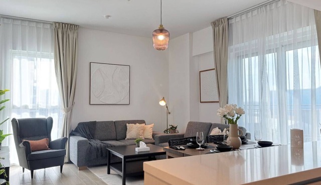 4BR Apt Water's Edge: Cozy Comfort & Modern Design