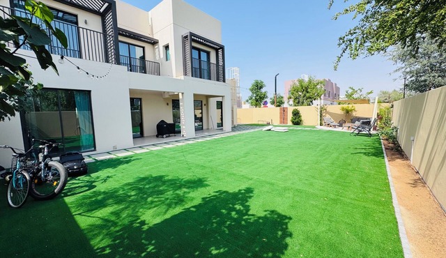 5-Beds Coastal Villa with Garden, Pool, Beaches & Parks