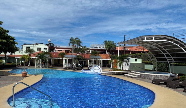 5 minute to the Center of town Condo - secure, large pool!