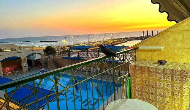 5 minutes from the beach and skates Park. Swimming pool, Sauna, Jacuzzi.