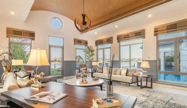 6-br Villa on Palm Jumeirah with the swimming pool, beach access and gym