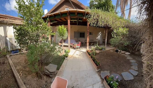 a cozy apartment with a beatiful garden in the heart of the old city/