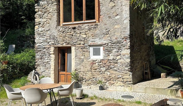 A unique rustic cottage in the woods with a stream—pure nature in Maglio di Colla