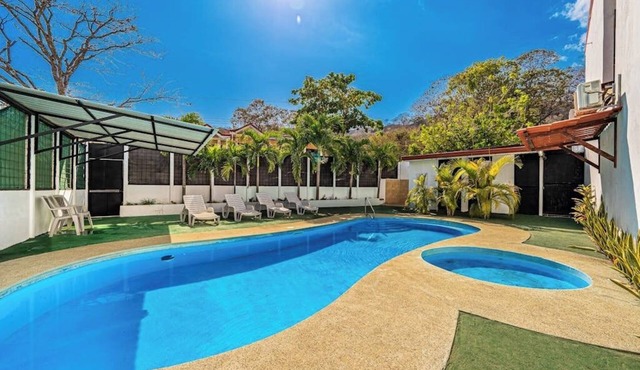 Accessible, modern apartment with high-speed Wi-Fi, Netflix & pool in Playas del Coco