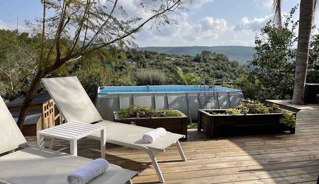 Amazing Boutique Suite with Pool, HotTub, Garden and Breathtaking Mountains View