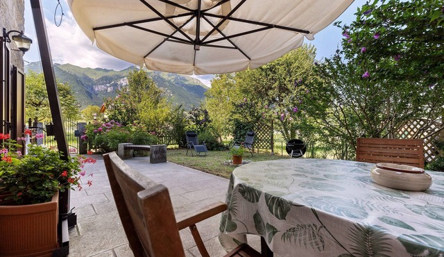 Antico Casolare di Alice with Fireplace and Garden near Molveno in Comighello