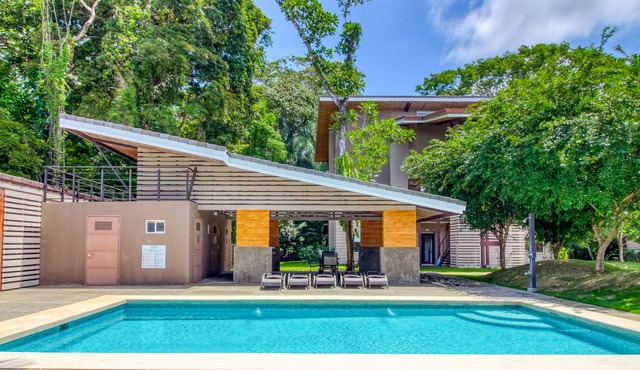 Apartment w/ gated entrance, lakes, shared pool, & a great location