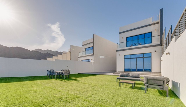 Arabian Gulf and Mountain Views 4BR Villa w/AsstRm on Al Dana Island, Fujairah