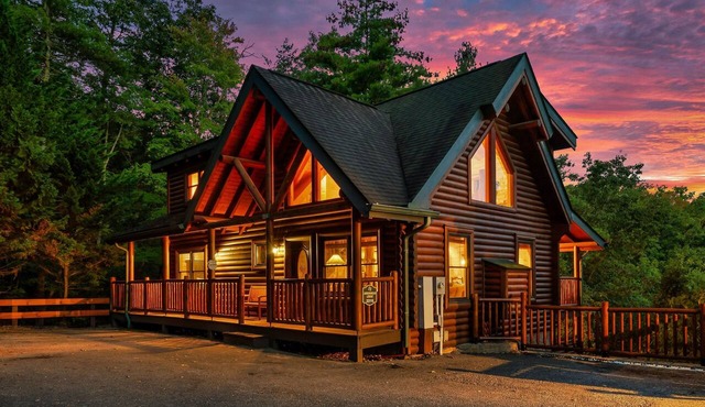 Arrowhead Lodge | Private Resort Pool | Sleeps 18 in Pigeon Forge