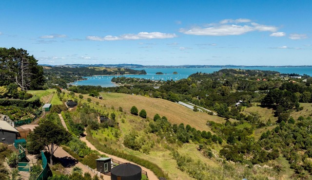 Awaawa Yurts - Papa Yurt - Awaawa Yurts offer a luxury glamping experience on Waiheke Island. Stunning views, luxury queen sized bed, private bathroom with tea and coffee making facilities. in Waiheke Island