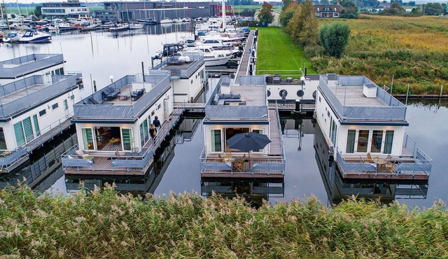 Awesome ship in Aalsmeer with lake view in Aalsmeer