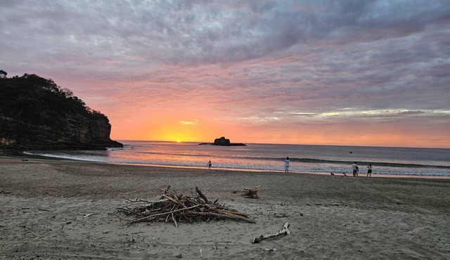 Bambu C Casa: Jungle stay, walking distance to Playa Marsella beach.