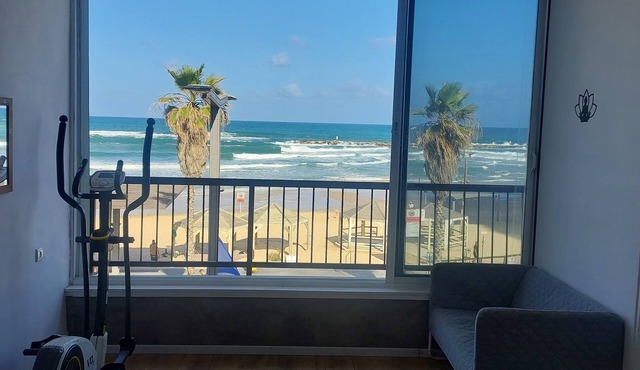 Banana beach front Aparthotel TLV, 3BR, AC, center