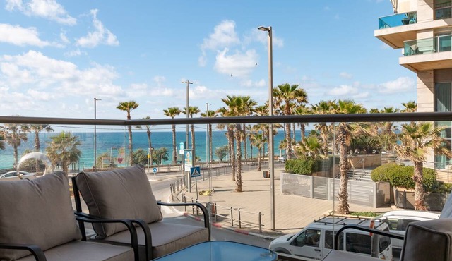 Beachfront Apt W/Sea View & Parking | Mamad
