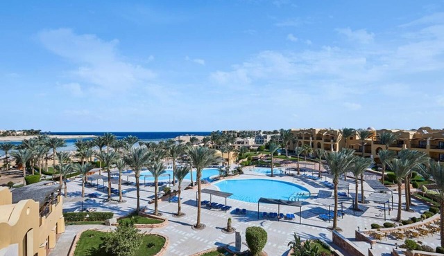 Beachfront Beauty l 4 Family Rooms, Pools, Dining Options & Kids’ Activities