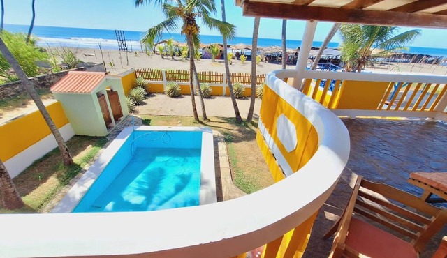 Beachfront House With Pool - Perfect for 12 People