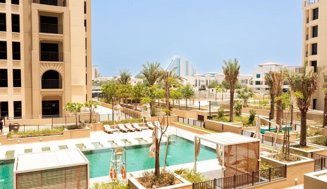 Beachside Calm 1BR - Pool, Gym & Stylish Retreat in Prime Dubai Spot