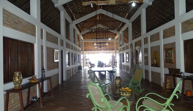 Beatiful Beach Front House 7 Bed , 6 Baths & Pool