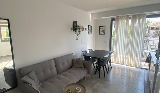 Beautiful 2-bedroom apartment. Modern just a few steps from Bd Rotchild