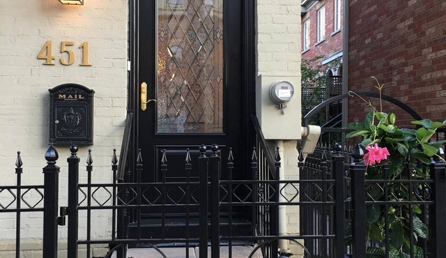Beautiful 4Br downtown garden house. Sleeps 12 in Toronto