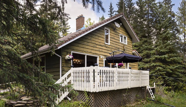 Beautiful house by the James River. Near Sundre, North Of Calgary. in James River Bridge
