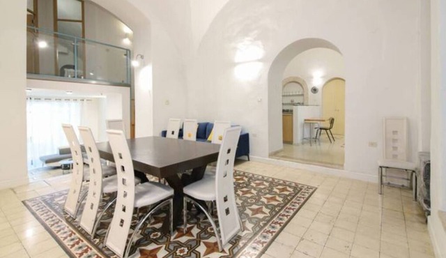 Beautiful townhouse with studio and private garden 2 blocks from old city