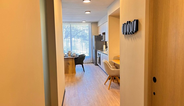 BEE Suites San José - Santa Ana