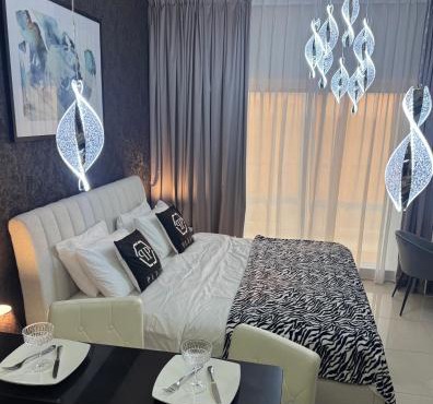 Big studio, Dubai SportCity, parking included