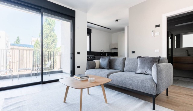 Blueground | Lev HaIr, balcony, nr Rothschild (TLV-84)