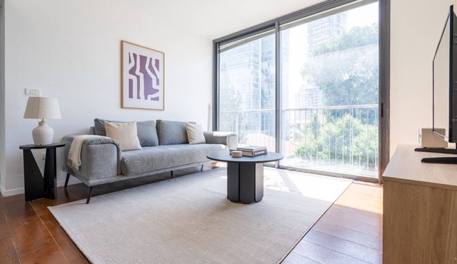 Blueground | Lev HaIr, city view, nr beach (TLV-97)