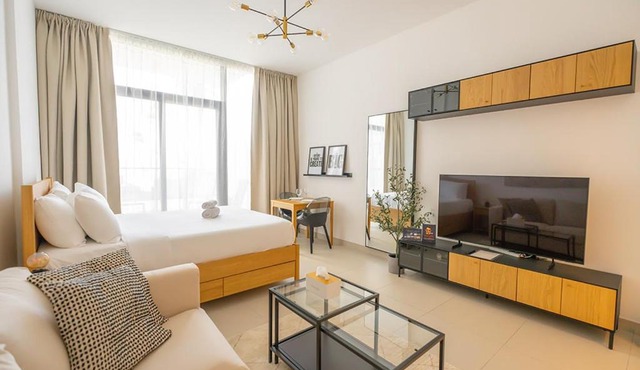 Bnbeyond's Sassy Studio with Expansive Balcony
