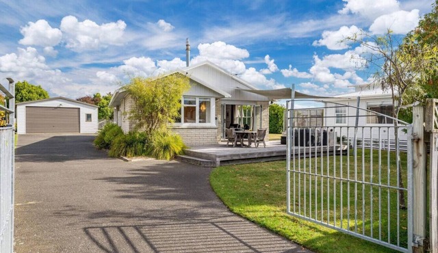 Boats and Brews with Wi-Fi, located at Rainbow Point. Parking for the boat and other lake toys. Large outdoor space at rear. Indoor wood burner for cooler days in Taupō