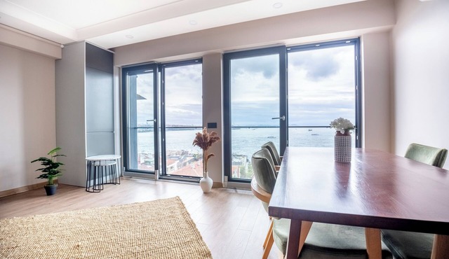 Bosphorus View with 2 bedrooms and WiFi, AC, Elevator in İstanbul