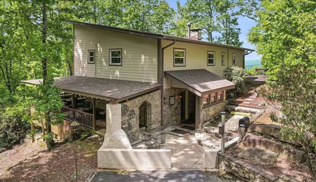 Boulder Ridge Mountaintop Home w/Views & Hot Tub in Pisgah Forest