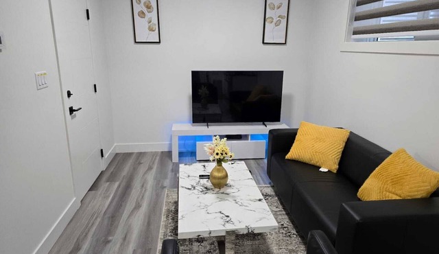 Brand New 2 Bedroom Suite with Private Entrance-10 min to Airport, self check-in in Beaumont