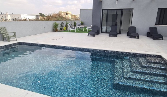Brand new Luxurious Villa + Pool - 20 min from the beach!