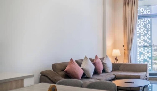 Bright 2BR + Pool & Gym, Minutes to Expo City