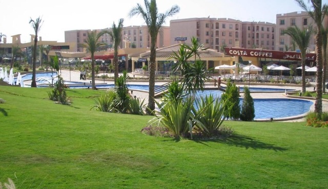 Bright Al Rehab 2-BR Apt w Garden - Walk to Food Court & Old Market in Cairo Governorate