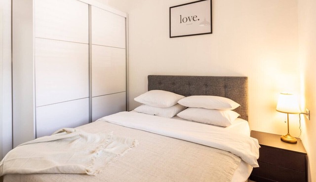 Bright & Cozy 3BR Apartment Near Baháʼí Gardens