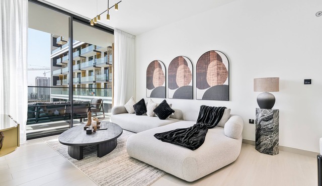 Bright & Spacious 2BR w/Private Pool & Gym Access