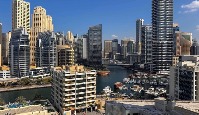 Captivating 2BR in Dubai Marina with Canal Views