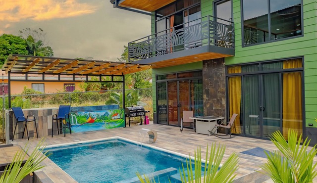 Casa Esmeralda -5min to La Fortuna, King beds, BBQ & pool, parking on property