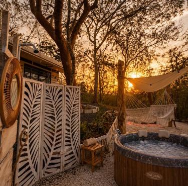 Casa Jungle Escape with private hot tub Near the Beach