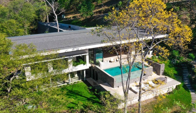 Casa Lagom, Luxurious Oasis with Infinity Pool!